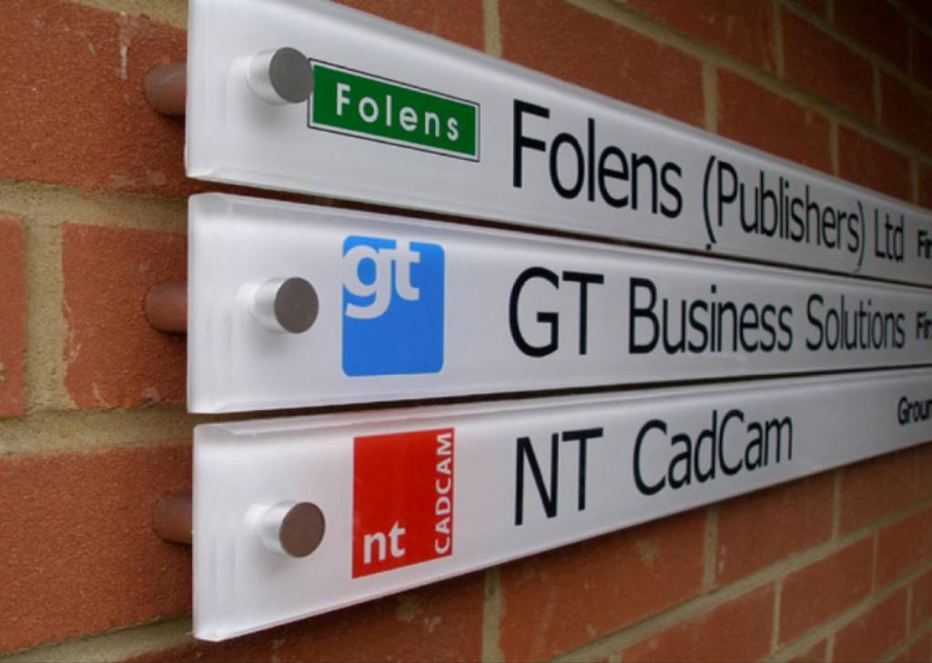Aplikasi signage acrylic untuk identitas bisnis